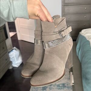 Nine West Stylish Gray Ankle Boots with Silver Accents